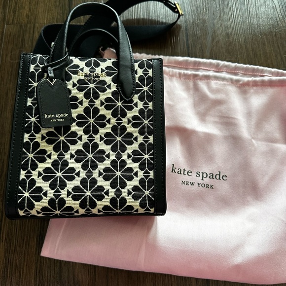 kate spade new york

Mini Manhattan Spade Flower Jacquard Tote - Picture 2 of 7